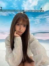 「これぞ世界級」〝腹出し＆透けコーデ〟でW杯降臨！BLACKPINK・LISAに「スタジアムまでステージに」「オーラが違いすぎる」の声