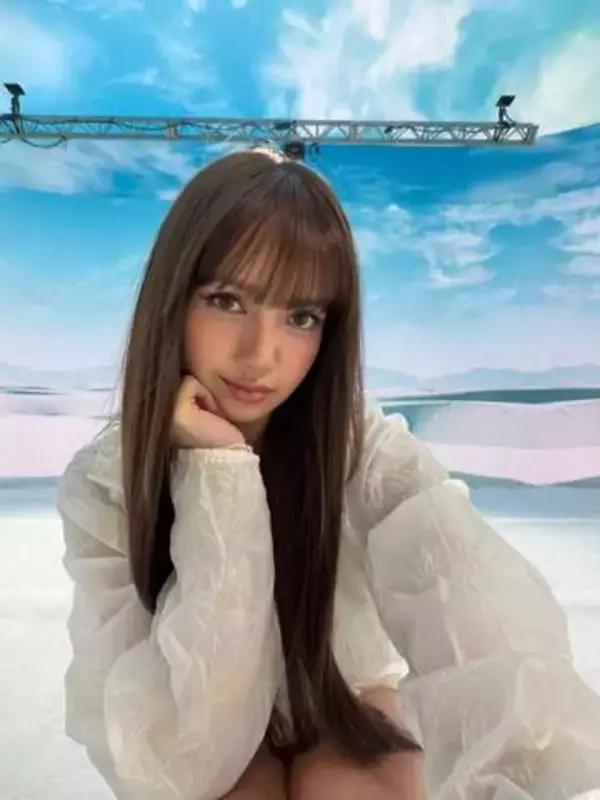 「これぞ世界級」〝腹出し＆透けコーデ〟でW杯降臨！BLACKPINK・LISAに「スタジアムまでステージに」「オーラが違いすぎる」の声