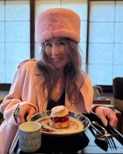 「この距離やばぁい」萬田久子、41歳差アイドルと超接近ドラマオフショに「何が起きた」「いかようにも料理しちゃって」の声