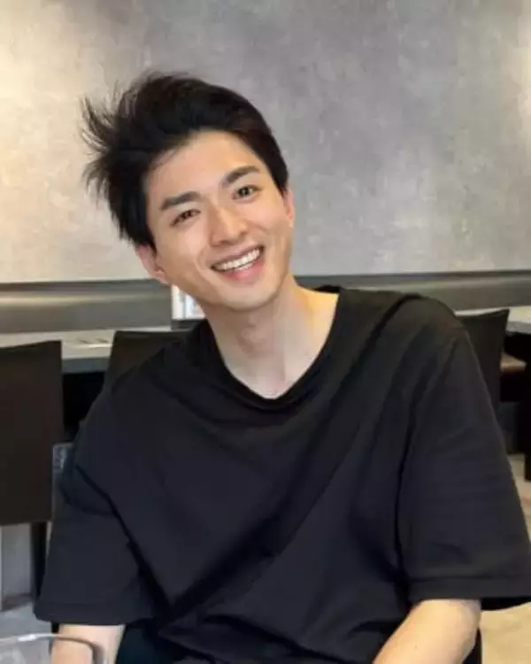 「指輪してる」〝薬指〟にキラリ!33歳・大河俳優白洲迅オフショット公開に「お髭のオフ感がかわいい最高!」「指輪が光ってる」などの反応