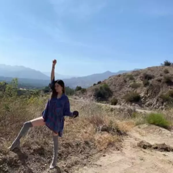 9歳でデビュー、結婚から21年...人気ギタリスト夫にソファで〝バッグハグ〟甘え顔の岩堀せり夫婦ショットに「TAKUROてGLAYの⁉凄すぎる!」「前世でどれだけ徳積めば...」