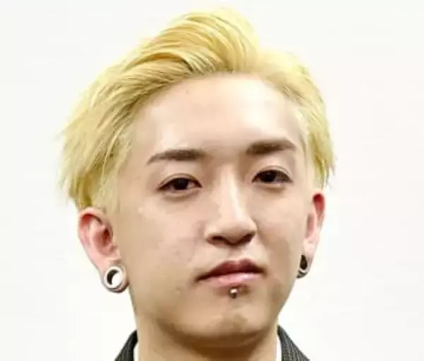 「タトゥーすげーな」YOASOBI・Ayase〝黒髪＆タトゥーびっしり〟近影に「髪はやっぱり黒がいい」「超かっこええ」と反響続々