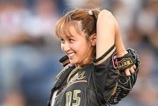 「わっ」「面白い水着」Dream Ami〝繋がってる？大胆ビキニ〟でビーチ降臨！「え〜、どーなってるの!?」「着るの大変そう!!」