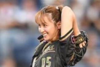 「わっ」「面白い水着」Dream Ami〝繋がってる？大胆ビキニ〟でビーチ降臨！「え〜、どーなってるの!?」「着るの大変そう!!」