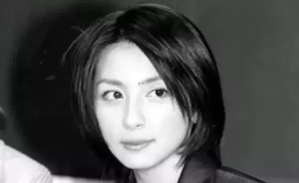 「結婚3回目なの初耳‼」人気俳優と子連れ再婚、難治性疾患発症…奥菜恵〝お忍び相撲観戦〟姿に「枡席ですか!?」「相撲好きなんだ」の声