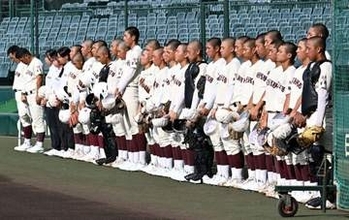 東筑が熊本地震の犠牲者悼み黙とう　エース深町　聖地マウンドに「ちょっと低いけど投げやすい」【全国高校野球選手権　甲子園練習】