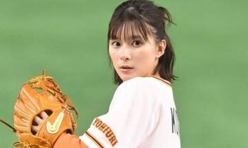 「ミニ丈…ハッ」ゆったりニット1枚着用〝下が見えない〟芳根京子に「何事!?」「おみ足」「大人っぽい芳根ちゃんも素敵だなぁ」
