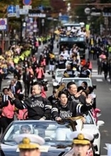 ソフトバンクがVパレード　孫オーナーも駆けつけ、沿道はファン大勢詰めかける