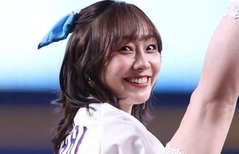 「腕？脚？脳がバグりそう…」〝豪快脚上げ〟須田亜香里の投球フォームに仰天「ちょちょちょ…」「そんなに上がるもの?」「こんな始球式みた事ない」