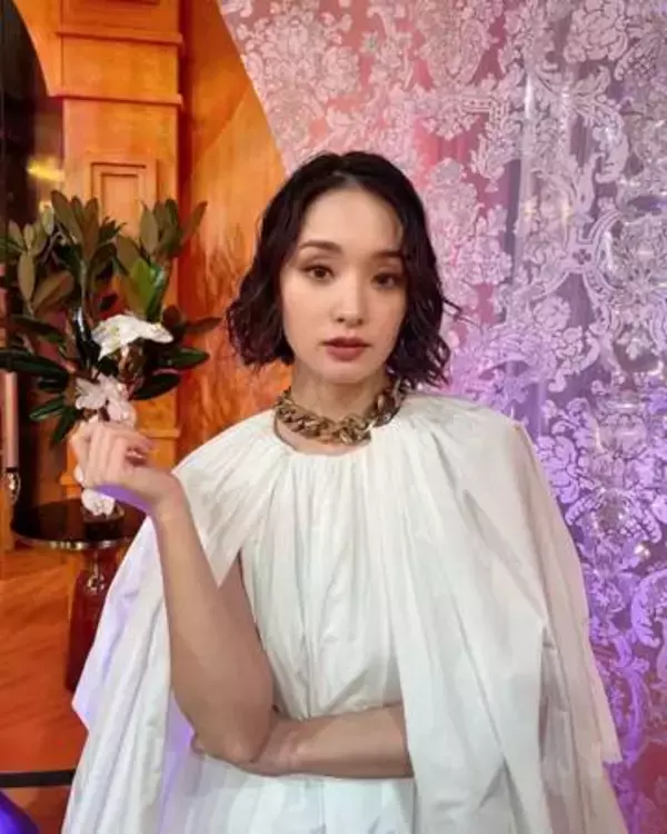 〝上品に雰囲気ガラリ〟剛力彩芽に反響「どこぞのお嬢様かと思った」「バックの海とピンクがマッチ」「君はロングヘアがいいんだよ」