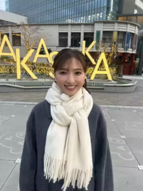 「やばっ」「本当に50代なの?!」望月理恵〝衝撃のミニスカショット〟に反響続々「もはや芸術作品ですね」