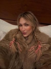 「履いてる?」鮮烈〝丸見え〟ドレスに衝撃！29歳モデル、ベラ・ハディッドに反響「なんてことだ...」「裂けてるかと思った」「世界で最も美しい女性」