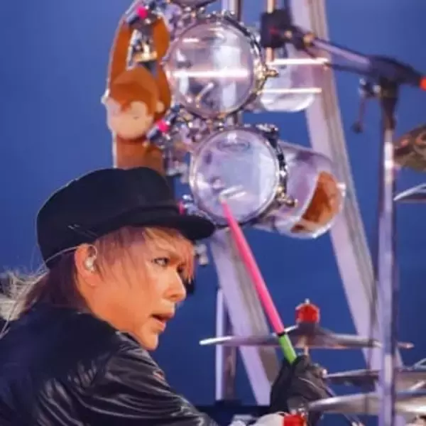 ステージ4の大腸がん＆脳腫瘍…1カ月前は車椅子の真矢、立ってステージへ〝LUNA SEA集合姿〟に反響「泣けます」「命を燃やしている」「やっぱり凄えよ！」