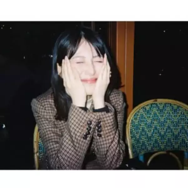 「雰囲気変わってて思わず二度見!」ふんわりヘアで〝激変〟の浜辺美波に騒然「全然違う!」「ナチュラルが一番かわいい!」「素敵!!いつもと違う」