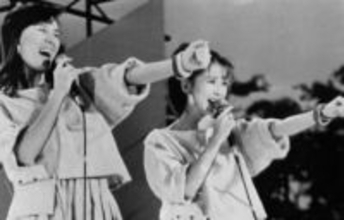 「背中がスッと真っ直ぐで…」デビュー50年、ピンク・レディーのケイ、76歳大御所歌手と〝豪華2ショット〟に反響「幾つになってもチャーミング」