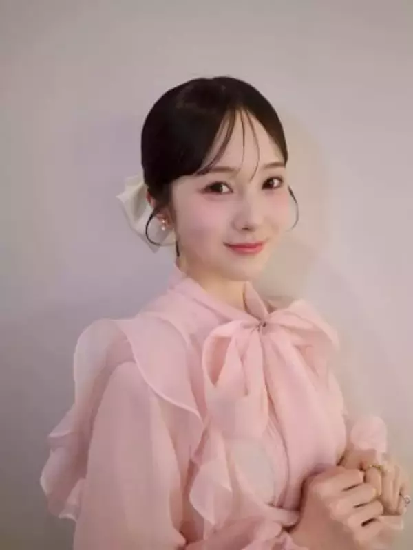 姉が〝なでなで〟高校卒業で話題の本田紗来が家族ショット「ほんといい姉妹」「一生に一度の瞬間」