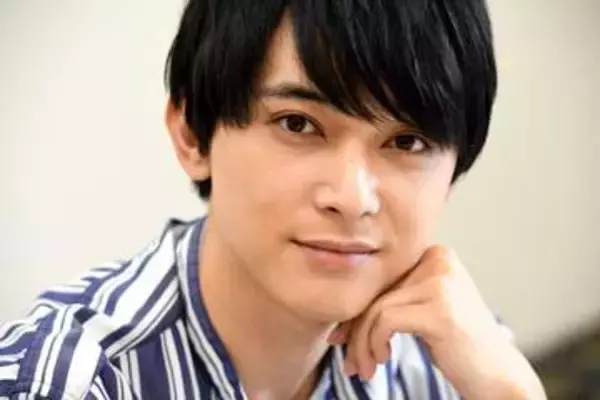 「後ろ姿ですぐわかります」「足クロスだし」吉沢亮〝独特な後ろ姿〟オフショに反響「しばらく見ないうちに」