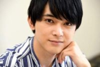 「後ろ姿ですぐわかります」「足クロスだし」吉沢亮〝独特な後ろ姿〟オフショに反響「しばらく見ないうちに」