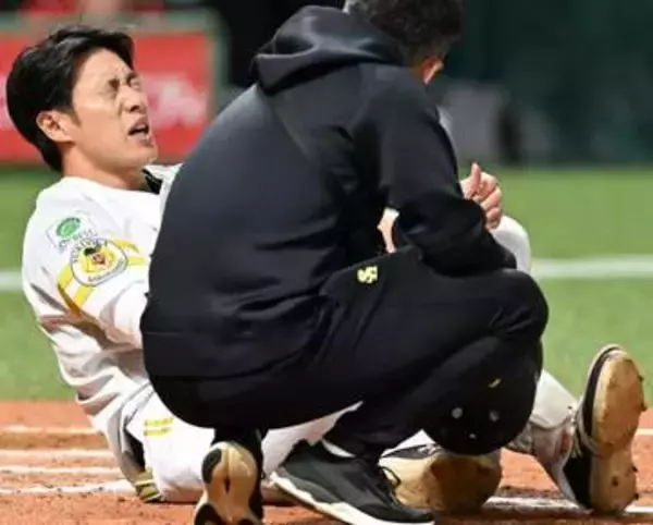 ソフトバンク柳田悠岐、右膝付近に死球で途中交代