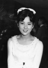 「まさか犯人役かと」吉永小百合が容疑者席に座るサプライズショット、おじさま俳優たちの〝デレデレ顔〟に反響「鼻の下伸びてますよぉ～」