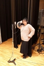 「史上一番開放的なメイク場所」椿鬼奴〝大胆ショット〟に「姐さんらしい」「堂々としててカッコいい」