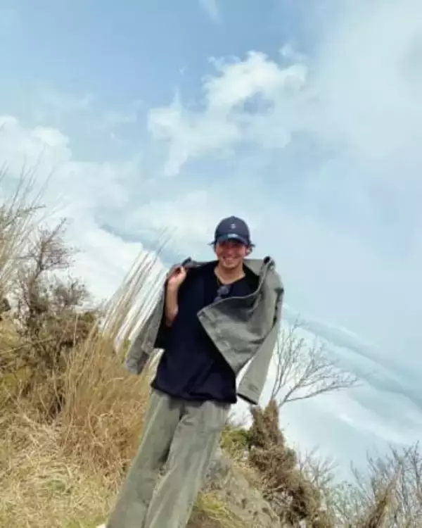 芸能界引退から5年...清掃員転身の41歳元俳優が〝弟・仮面ライダー俳優〟三浦兄弟2ショットに「並ぶとやっぱ似てる」「りょんくんも孝太さんも嬉しそう」