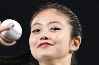 「目の保養」今田美桜〝デコルテ全開〟輝きショットに「胸キュン」「惚れる！」「一瞬誰かと」「後光が指してるよ」