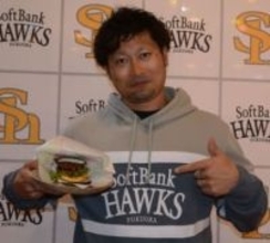 5500円の「おにぎりバーガー」も登場　ソフトバンク、新シーズンに販売するグルメ＆グッズを紹介　球団OBの森唯斗さんがPR
