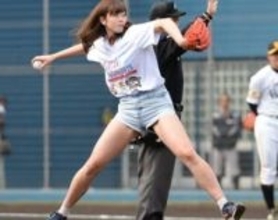 「これは露出し過ぎ」昼カフェ満喫姿の稲村亜美に衝撃「この様な格好は…」「チラチラ見てしまいそう」「料理が目にはいらない」