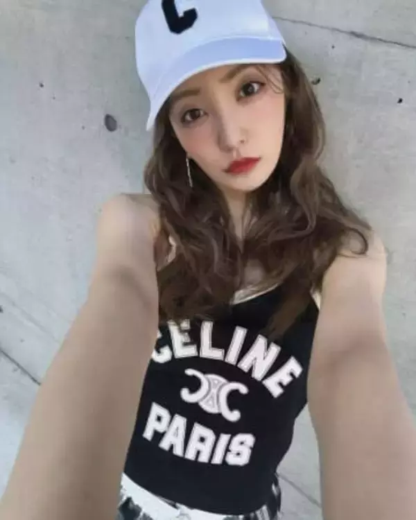 「車内は土禁」身長154センチ板野友美〝ごつい高級外車＆潔癖ルール〟披露！「誰も一緒に乗れなさそう…」「分かる」「かっこいい」反響続々