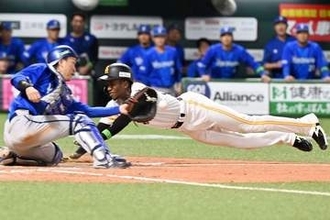 神代走イヒネ・イツア起用の舞台裏　なぜシーズン9試合出場のみの22歳が日本シリーズのベンチ入り？　小久保監督「控えの中では…」