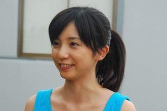 ぴったりトップスで〝腹チラ〟新体操で鍛えられたボディライン披露の「NHK高校講座」MCの入来茉里が話題「神も茉里さんにゾッコンになりそう」