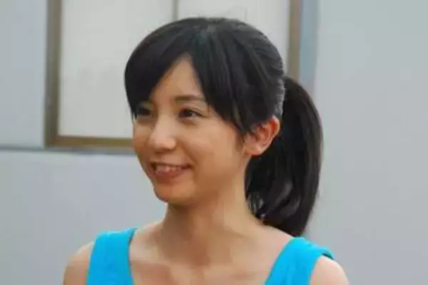 ぴったりトップスで〝腹チラ〟新体操で鍛えられたボディライン披露の「NHK高校講座」MCの入来茉里が話題「神も茉里さんにゾッコンになりそう」