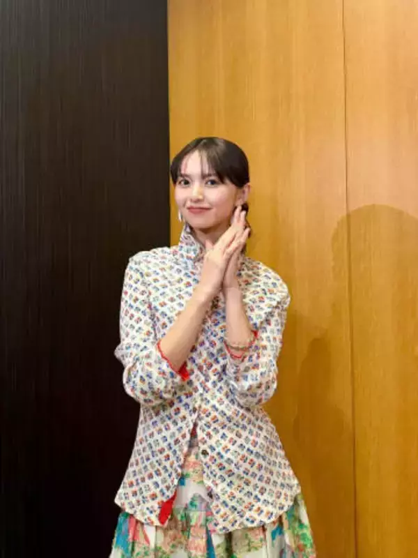 「溶け込んでる～」壁に〝同化〟齋藤飛鳥に「アスちゃんを探せ！ができますね」「とうとう同化したんですね笑」の声