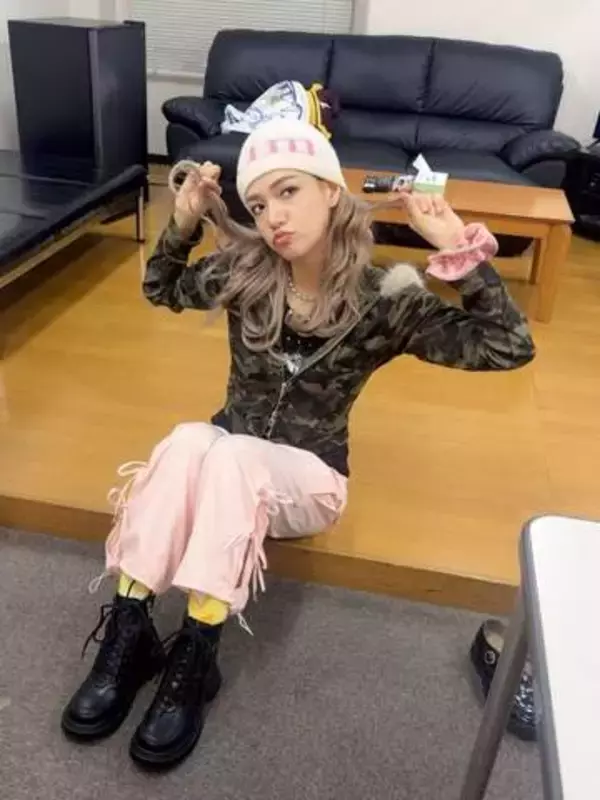 「露出多め！」新喜劇人気女優が表紙抜てき！金原早苗〝ビキニショット〟に「スゴすぎる」「想像できない」
