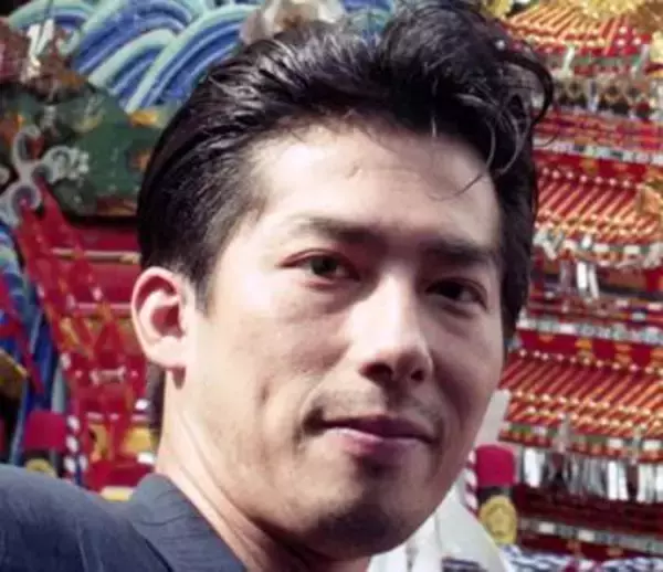「めっちゃ真田広之に似てる！」両親は有名俳優…〝次男で俳優〟30歳・手塚日南人の近影が話題「ちょうど半分ずつ」「横顔そっくり」