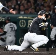 ソフトバンク近藤健介、膝から崩れ落ちる　好機で代打出場も見逃し三振　小久保監督、連日の勝負手も実らず【日本シリーズ】