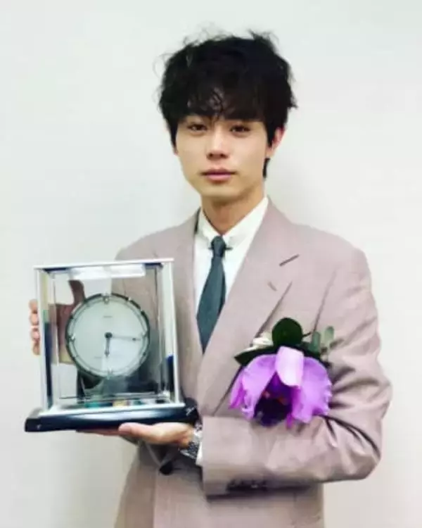 「一瞬誰かと…」「わー!!!」菅田将暉モノクロ〝軍師ショット〟に「流石やなぁ」の声