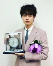 「一瞬誰かと…」「わー!!!」菅田将暉モノクロ〝軍師ショット〟に「流石やなぁ」の声