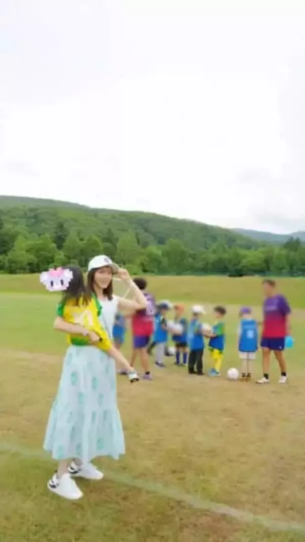 「豪邸」「お庭広い」沢村賞右腕との結婚から9年...〝ピンクエプロン〟姿で〝自宅〟披露「窓が大きい」「ルームツアーして」人気モデル押切もえ投稿に反響続々