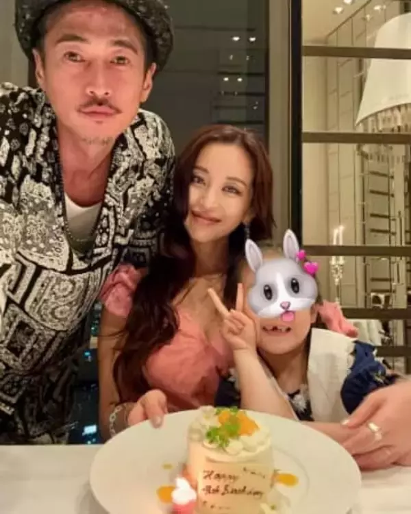 「幸せ太り？」夫は窪塚洋介！〝体重増〟激白の42歳ダンサーPINKY衝撃ショット「なぜこの写真」「この角度を選ぶとは…」