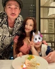 「幸せ太り？」夫は窪塚洋介！〝体重増〟激白の42歳ダンサーPINKY衝撃ショット「なぜこの写真」「この角度を選ぶとは…」