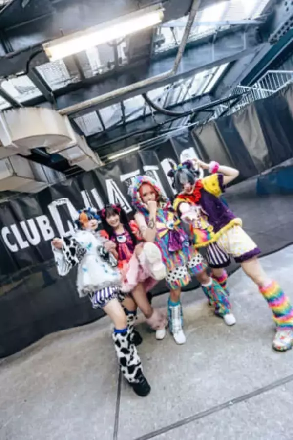 「破天荒すぎる！」ライブ中〝マシュマロ焼く〟アイドル衝撃動画に反響「やっぱ只者じゃなかった」「めっちゃ推せる!」「さすが鬼才」の声