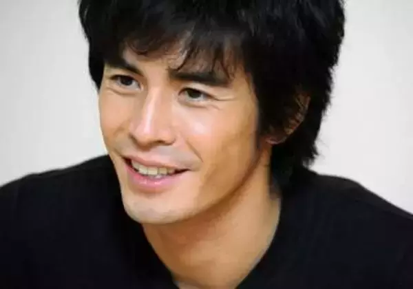 「本気で蹴ってるよね？」伊藤英明、人気俳優に〝尻キック〟あとに〝気遣いポンポン〟が反響「ガチかと思うくらい　演技すごい！」「普通に痛そうだけど…」