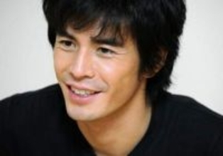 「本気で蹴ってるよね？」伊藤英明、人気俳優に〝尻キック〟あとに〝気遣いポンポン〟が反響「ガチかと思うくらい　演技すごい！」「普通に痛そうだけど…」