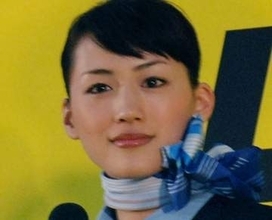 「黒い点が2つ見える」綾瀬はるか〝素肌に謎の印〟が…「すごい！珍しい！」「アクセ？」「ゾウさんになるんですよ」「艶やか」ファン騒然