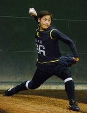 「楽しみで仕方なかった」ソフトバンクのドラフト3位ルーキー鈴木豪太が初ブルペン投球に笑顔　同期2人の同時ブルペン入りには「ちょっと力が入った」と苦笑い