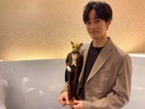 「嘘でしょ⁉」「こんな顔だっけ…」人気女優と結婚＆第1子誕生〝雰囲気一変〟松坂桃李の姿に驚きの声「結婚してから…」「深みが増してる」「髭もいい」の声