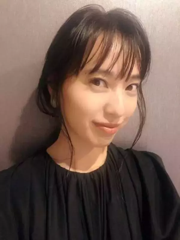 「誰か教えてあげて」戸田恵梨香...背中ぱっくりドレスでまさかのハプニング「ブカブカ過ぎて」「見えちゃってない？」