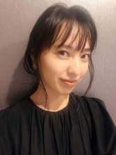 「誰か教えてあげて」戸田恵梨香...背中ぱっくりドレスでまさかのハプニング「ブカブカ過ぎて」「見えちゃってない？」